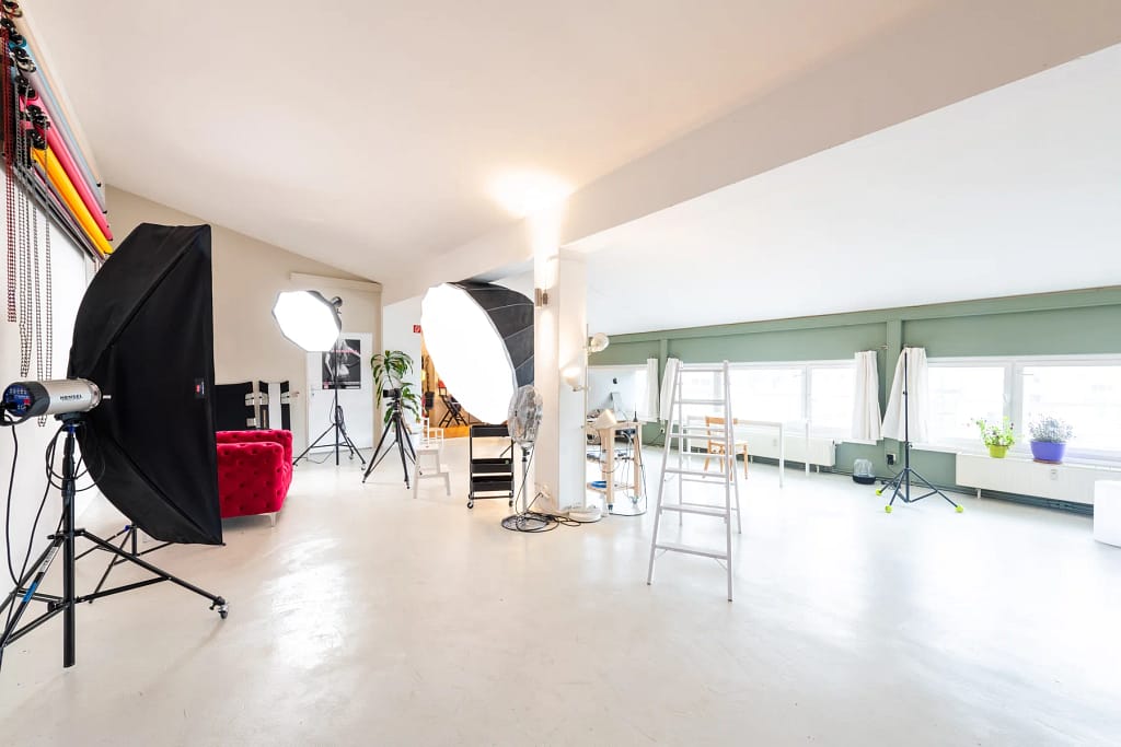 Amplia zona del estudio en Dresde con flashes de estudio montados y sistema de fondos